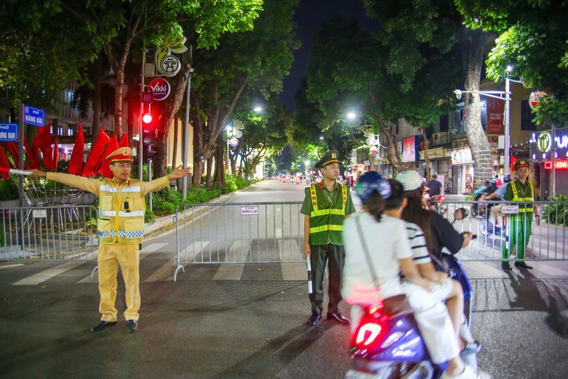 CSGT và Công an phường Cửa Nam phân luồng tại Trần Hưng Đạo - Hàng Bài.