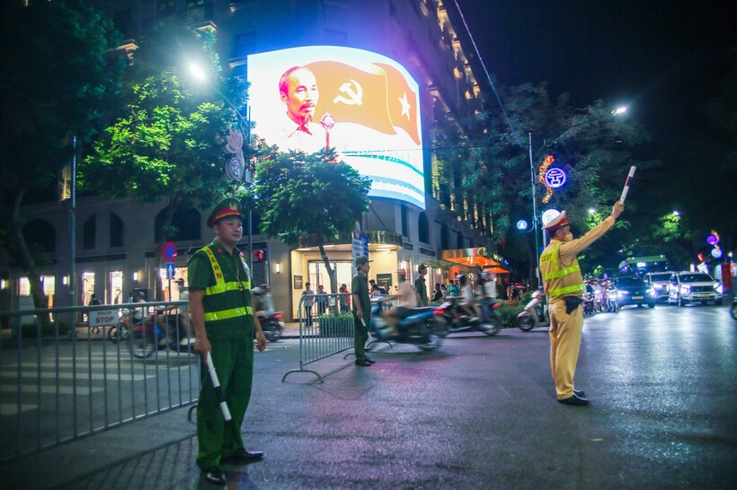 Công an các phường phối hợp CSGT phong ngừa ùn tắc.