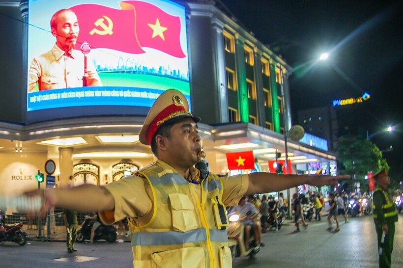 CSGT làm nhiệm vụ tại khu vực Hai Bà Trưng - Hàng Bài.