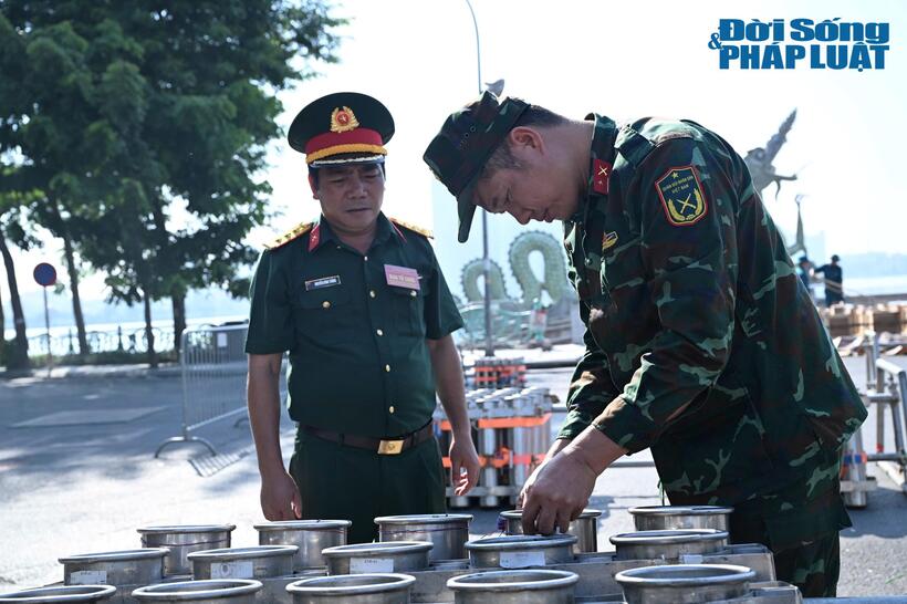 Thượng tá Nguyễn Đình Thắng, Chỉ huy trưởng Ban Chỉ huy Quân sự phường Tây Hồ hướng dẫn và kiểm tra lắp đặt pháo hoa.