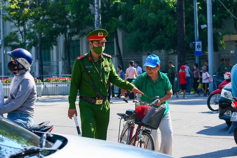 Các tổ công tác chủ động nắm tình hình, điều tiết giao thông, đồng thời sẵn sàng xử lý nhanh các tình huống phát sinh.