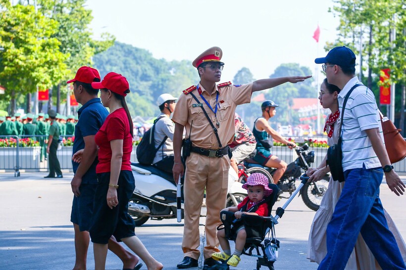Mặc dù lượng người và phương tiện tăng cao, giao thông tại các tuyến đường quanh khu vực Lăng Bác cơ bản ổn định, không xảy ra ùn tắc kéo dài.