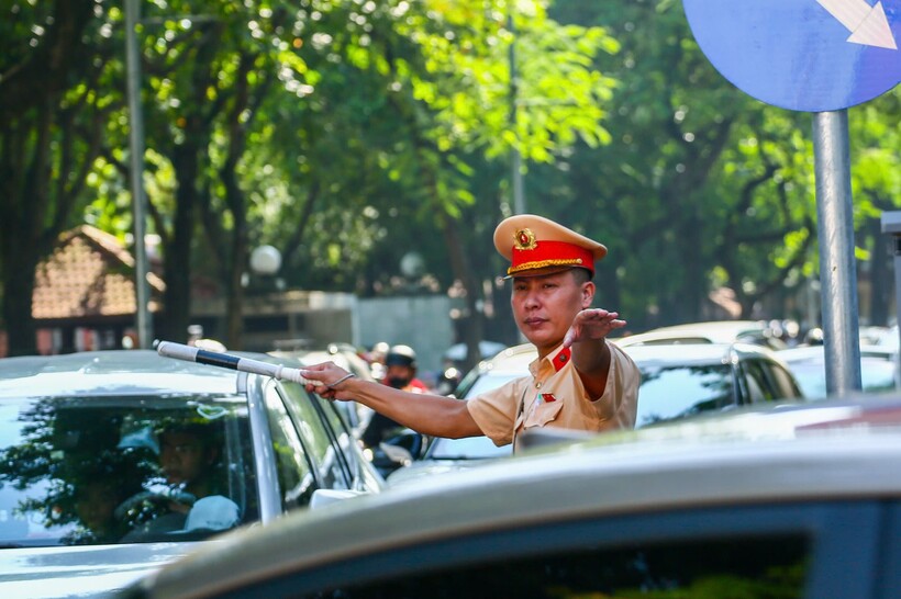Các tuyến đường huyết mạch dẫn vào khu vực Lăng Chủ tịch Hồ Chí Minh như Ngọc Hà, Đội Cấn, Hoàng Hoa Thám, Lê Hồng Phong, Chu Văn An, Hoàng Diệu… mật độ người và phương tiện tăng cao.