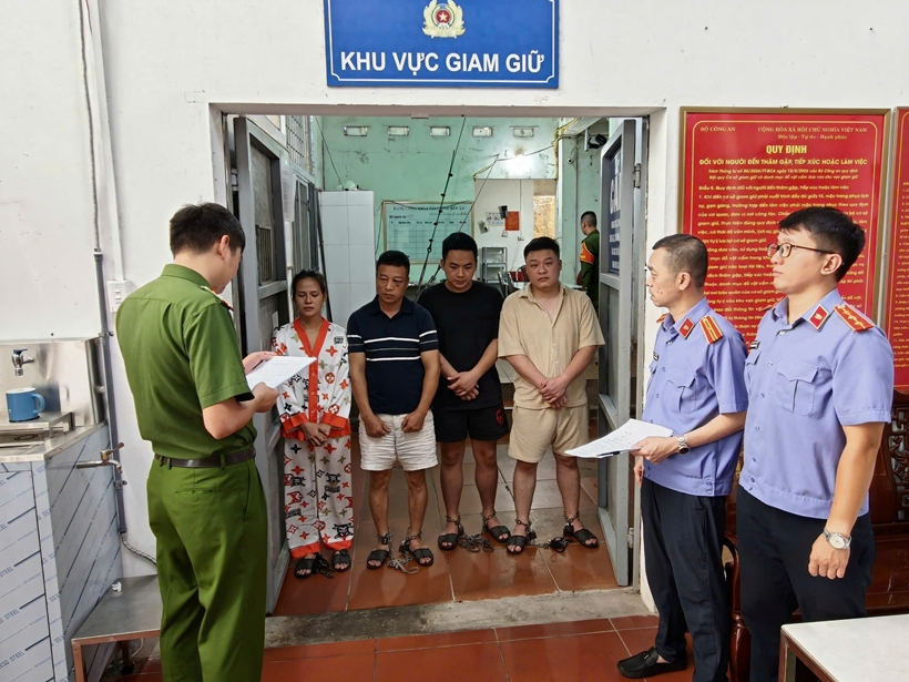Cơ quan chức năng tạm giữ 4 đối tượng trong vụ hành hung tài xế taxi ở phường Móng Cái 1/Ảnh: Bảo vệ Pháp luật