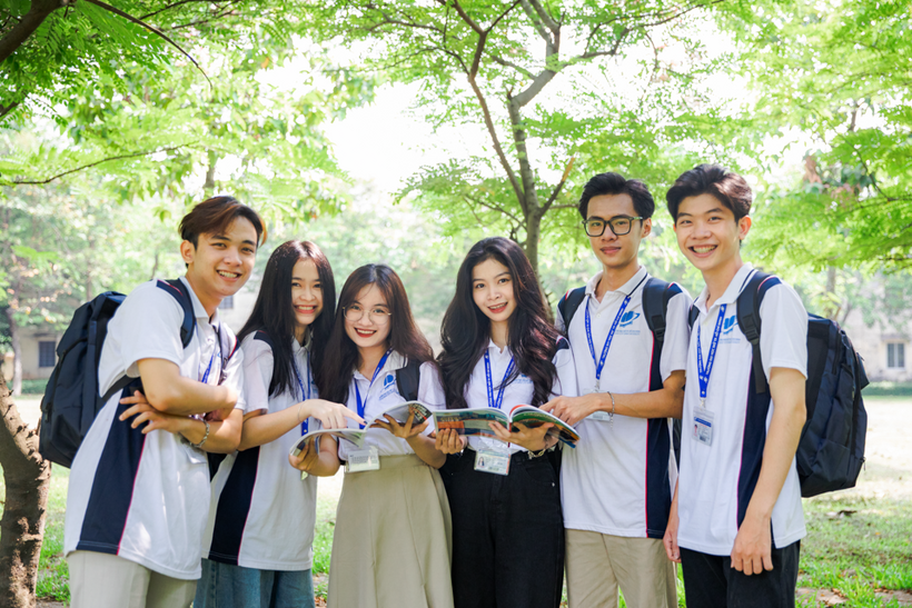 Tăng cường giáo dục chính trị, tư tưởng, lí tưởng cách mạng, đạo đức, lối sống và đẩy mạnh xây dựng văn hóa học đường. Ảnh: MOET