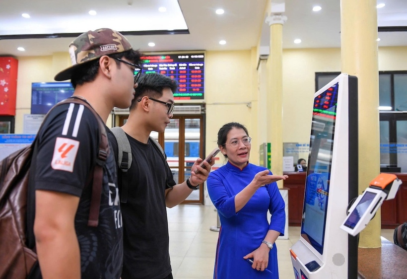 Nhân viên ngành Đường sắt hướng dẫn cách mua vé trên website chính thức http://dsvn.vn và các kênh trực tuyến của ngành. Ảnh: VNR
