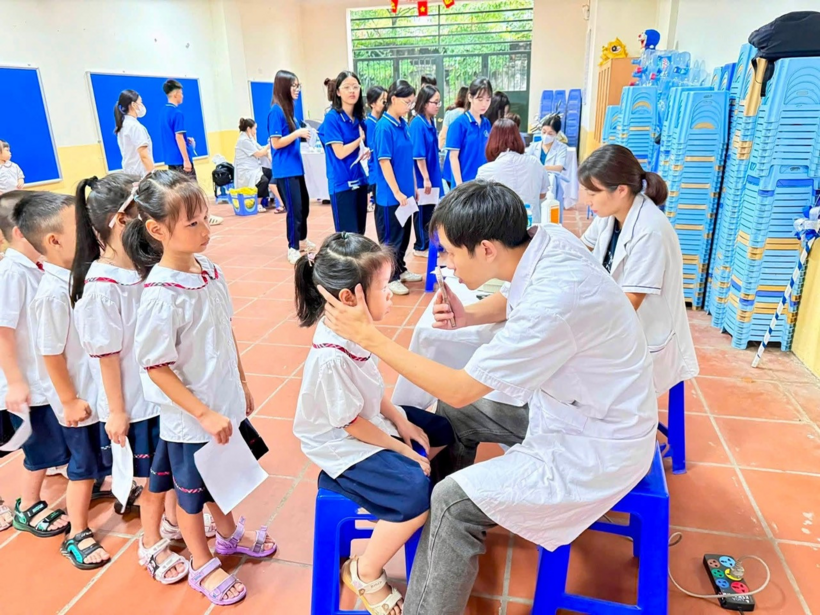 Việc chăm sóc sức khỏe học sinh được chú trọng trước ngày khai giảng. Ảnh: Hà Nội mới