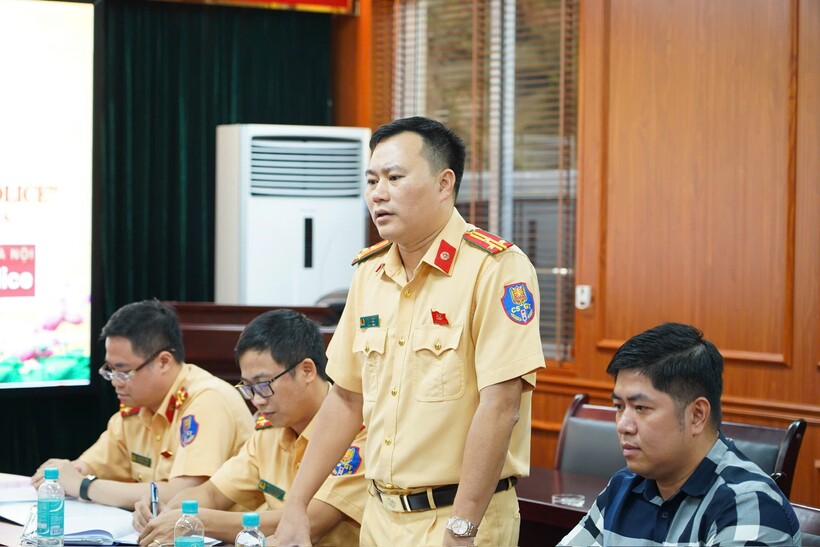 Thượng tá Phạm Văn Chiến, Đội trưởng Đội CSGT đường bộ số 6 phát biểu về quá trình xây dựng và triển khai thí điểm ứng dụng “Cẩm nang giao thông”.