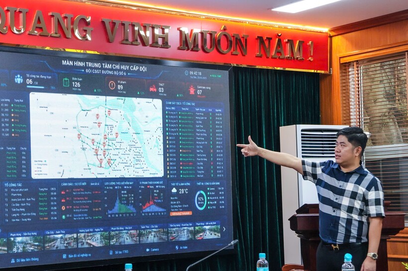 Ông Phạm Thế Anh, Tổng Giám đốc Công ty Cổ phần Công nghệ HeyU giới thiệu các tính năng của “Cẩm nang giao thông” và phương án tích hợp với “Hanoi Smart Police”.