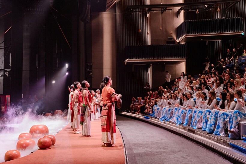 Đoàn Miss World 2026 thưởng thức show diễn nghệ thuật “Chum Show” tại Nhà Hát Đó