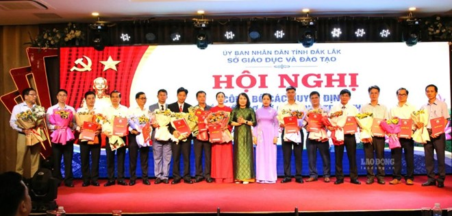Lãnh đạo Sở GD&ĐT tỉnh Đắk Lắk trao các quyết định bổ nhiệm cán bộ làm công tác quản lý tại các trường THPT, Trung tâm Giáo dục nghề nghiệp - Giáo dục thường xuyên sau sắp xếp. Ảnh: Thành Tâm/Lao động