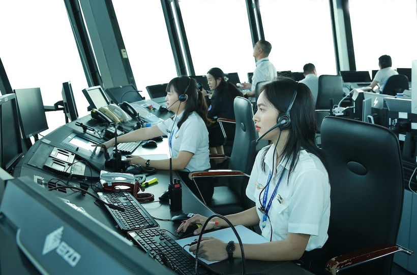 Các kiểm soát viên không lưu tại Đài Kiểm soát không lưu Nội Bài tập trung điều hành hoạt động bay, bảo đảm phân cách và tổ chức cất, hạ cánh an toàn trong điều kiện lưu lượng cao. Ảnh: T.D