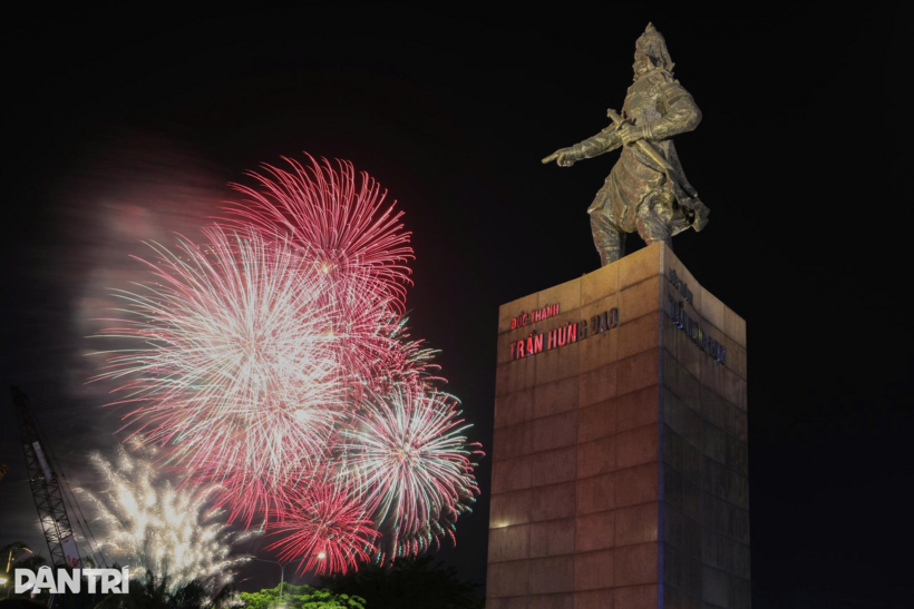 TPHCM tổ chức bắn pháo hoa tại 7 điểm trong 15 phút, từ 21h đến 21h15. Trong đó, ba điểm bắn pháo hoa tầm cao kết hợp tầm thấp gồm đầu hầm sông Sài Gòn (phường An Khánh), Trung tâm Thành phố mới (phường Bình Dương) và Quảng trường Tháp Tam Thắng (phường Vũng Tàu) (Ảnh: Phương Quyên).