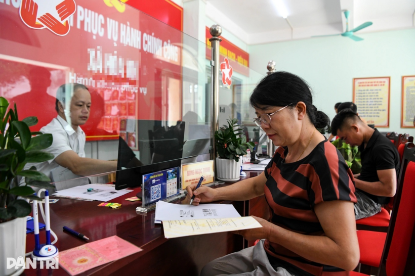 Người dân thực hiện thủ tục hành chính liên quan đến đất đai (Ảnh minh họa: Sơn Nguyễn).