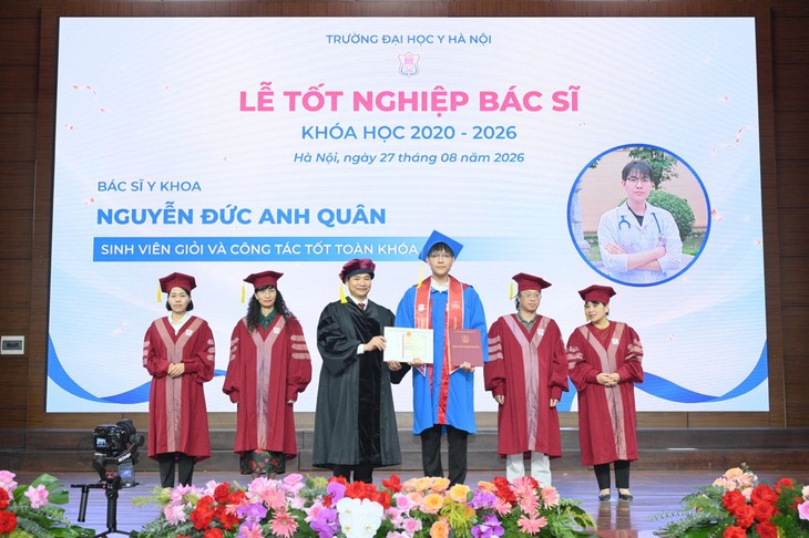 Tân Thủ khoa Bác sĩ nội trú Nguyễn Đức Anh Quân nhận bằng tốt nghiệp Bác sĩ Y khoa khóa 2020 - 2026 và tuyên dương Sinh viên giỏi, công tác tốt toàn khóa của Trường Đại học Y Hà Nội. Ảnh: Sức khỏe và Đời sống.