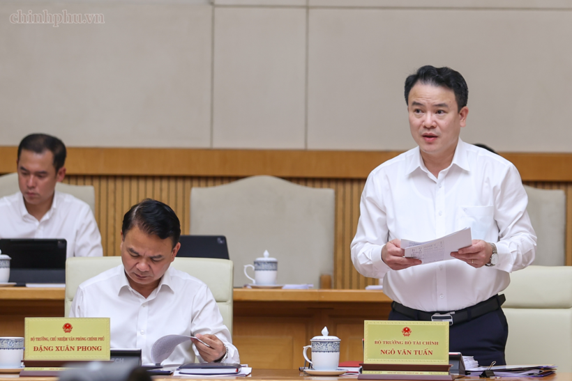 Thứ trưởng Bộ Tài chính Trần Quốc Phương báo cáo tại phiên họp - Ảnh: chinhphu.vn/Nhật Bắc