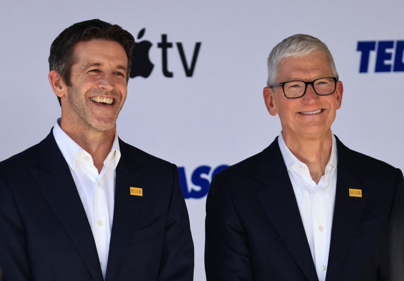 John Ternus (trái) và Tim Cook. Ảnh: Reuters.