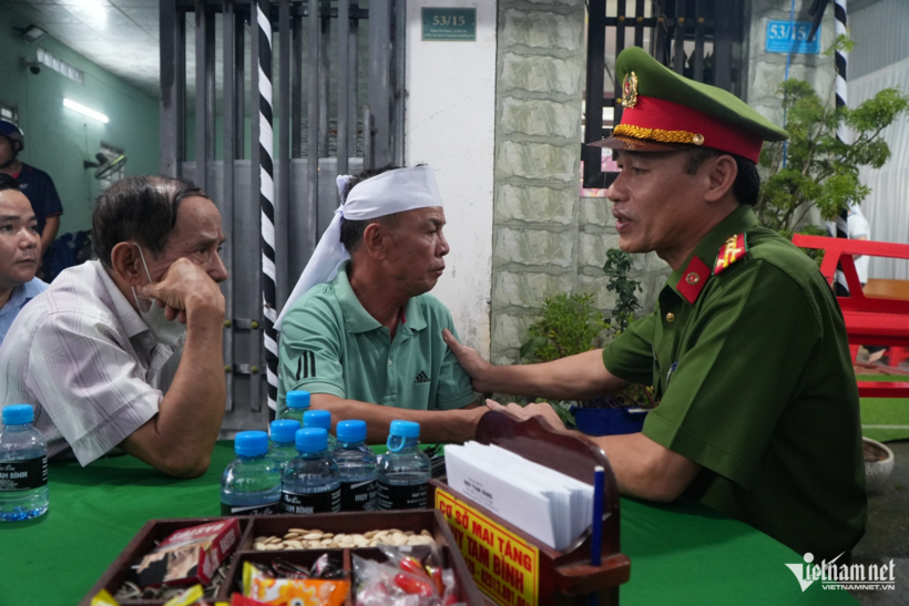 Đại tá Nguyễn Huy Hải thăm hỏi gia đình các nạn nhân. Ảnh: Hoàng Anh/VietNamnet