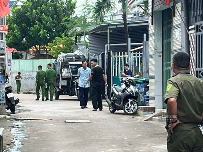 Cơ quan công an điều tra nguyên nhân vụ án mạng tại xã Bình Minh, TP Đồng Nai. Ảnh: Lao động