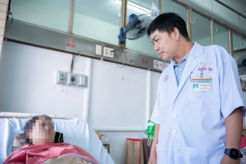 Bác sĩ kiểm tra sức khỏe nạn nhân thứ 2 chuyển đến Bệnh viện Chợ Rẫy trong vụ lật xe khách ở Gia Lai. Ảnh: Dân trí