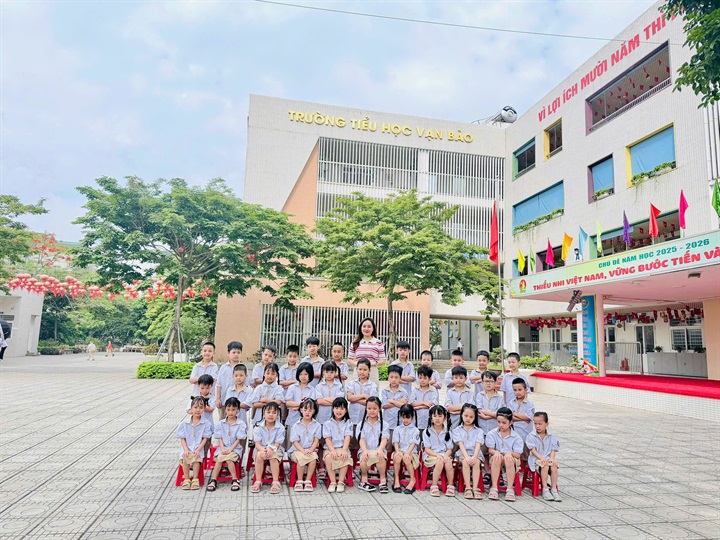 Cô và trò trường tiểu học Vạn Bảo, Hà Đông, Hà Nội. Ảnh: T.Hằng
