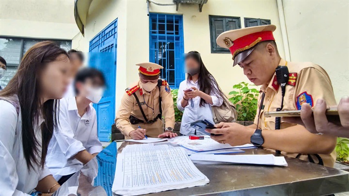 Trong sáng ngày đầu triển khai kế hoạch, nhiều học sinh, phụ huynh vi phạm bị xử lý.