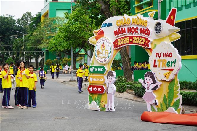Chuẩn bị cho lễ khai giảng năm học mới 2026-2027 tại Trường Tiểu học - Trung học cơ sở - Trung học phổ thông Lê Thị Riêng (phường Thới An). Ảnh: Thu Hoài/TTXVN