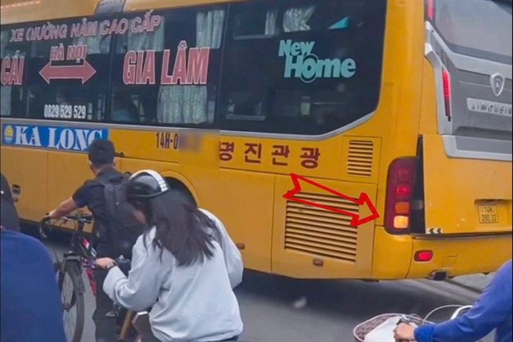 Tài xế có hành vi lùi xe tại đường có biển cấm đi ngược chiều.