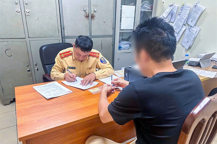 Chiều cùng ngày, CSGT đã mời tài xế đến làm việc.