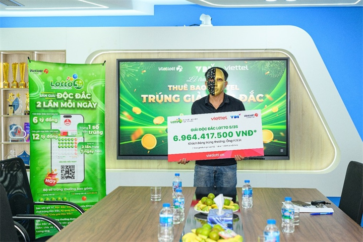 Ông H.V.H nhận giải Độc đắc xổ số quay nhanh Lotto 5/35 với giá trị gần 7 tỷ đồng (Ảnh: Vietlott).