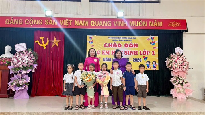 Cô và trò trường Tiểu học Hoàng Mai năm học 2025-2026. Ảnh: Trường Tiểu học Hoàng Mai.