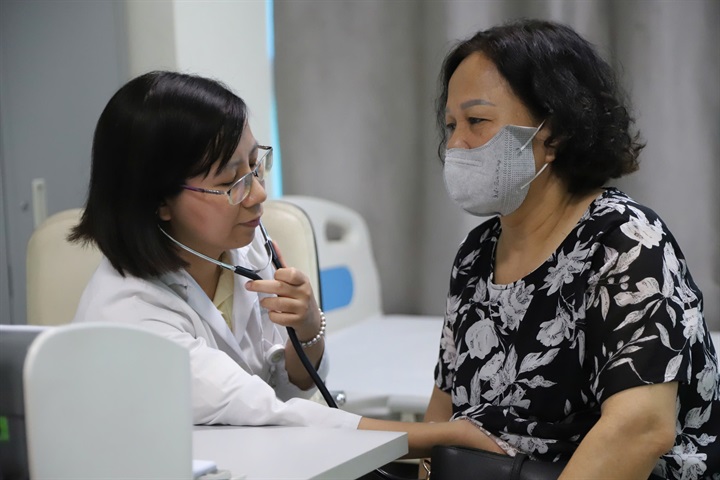 Người dưới 18 tuổi, người cao tuổi từ 75 tuổi và một số nhóm ưu tiên được đề xuất tăng mức hưởng BHYT theo lộ trình từ năm 2027. Ảnh minh họa/Lê Liên