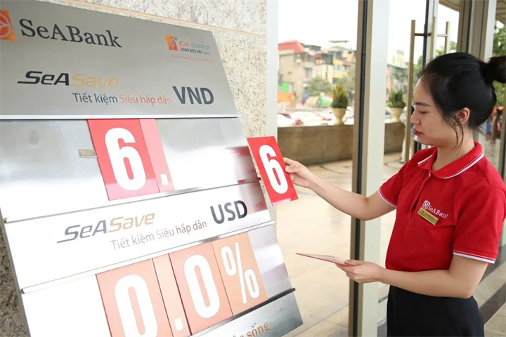 Nhiều ngân hàng nâng mức huy động dài hạn lên sát 6%/năm. Ảnh: Tạp chí điện tử Kinh tế chứng khoán Việt Nam.