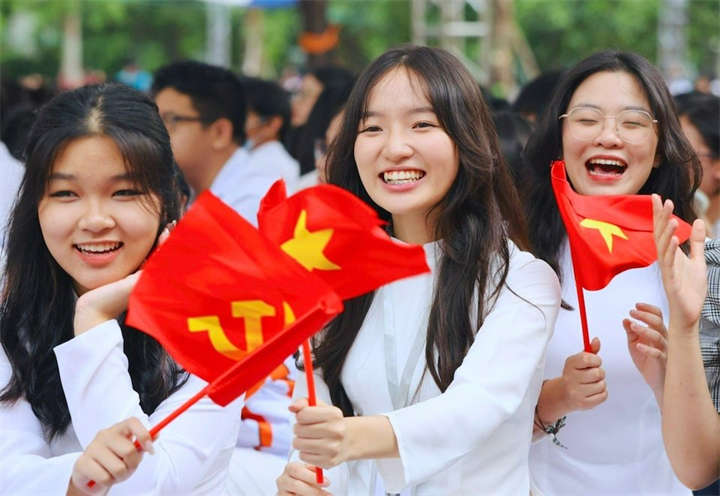 Mỗi cơ sở giáo dục bố trí cán bộ quản lí cơ sở giáo dục thực hiện đồng thời với Điểm cầu trung tâm. Ảnh: MOET