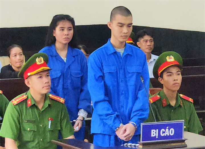 Võ Hoàng Phúc cùng vợ tại tòa. Ảnh: Hoàng Nam/VnExpress