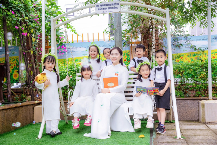 Cô và trò trường Mầm non Sen Hồng, Dương Nội, Hà Nội. Ảnh: Mầm non Sen Hồng.