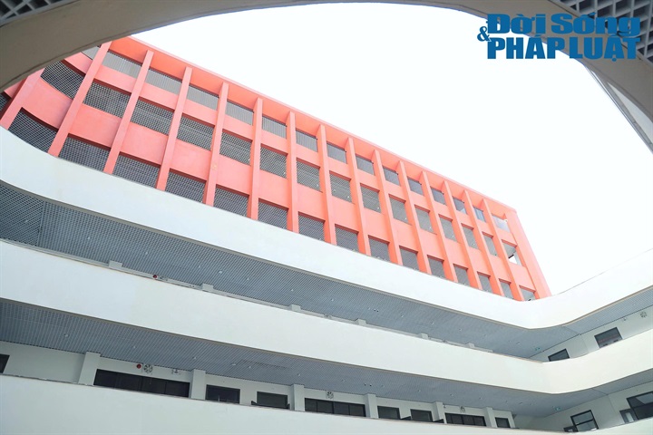 Đặc biệt, nhà trường rất chú trọng đến bài toán chiếu sáng học đường khi đưa vào sử dụng hệ thống giếng trời và các khoảng thông tầng. Giải pháp kiến trúc này giúp tối ưu hóa việc đón nguồn ánh sáng tự nhiên, đảm bảo ánh sáng chan hòa đến tận các phòng học ở cả phía trước và phía sau.