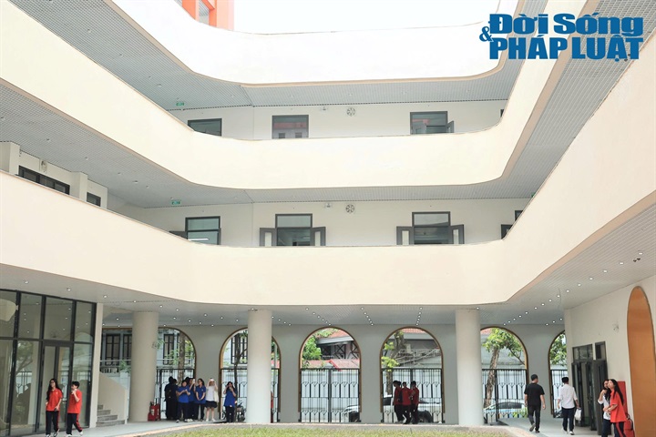 Những đường cong mềm mại tạo nên điểm nhấn thị giác, đồng thời mở ra một góc không gian đặc biệt mà không phải trường học nào có. Với thiết kế ấn tượng, nơi đây được kỳ vọng sẽ trở thành điểm check-in được học sinh yêu thích trong năm học mới.
