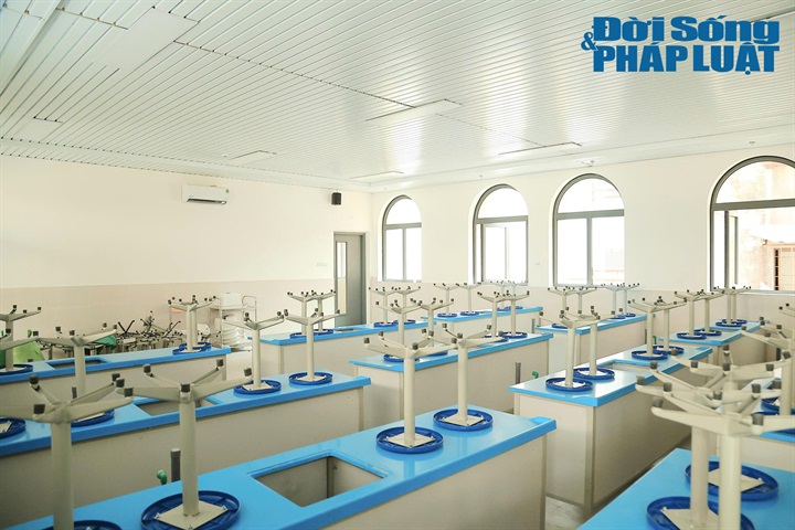 Cơ sở mới được đầu tư thêm 20 phòng học, các phòng làm việc của tổ chuyên môn và nhiều phòng chức năng phục vụ việc dạy, học ngoại ngữ. Trường hiện giảng dạy nhiều ngoại ngữ gồm tiếng Anh, Đức, Pháp, Nhật, Hàn và Trung Quốc. Ngoài ra, trường có các phòng mỹ thuật, âm nhạc, phòng thí nghiệm dành cho các môn Hóa học, Sinh học và Công nghệ. Với cơ sở vật chất mới, năm học 2026-2027, Trường THPT Việt Đức có 60 lớp với khoảng 2.800 học sinh, tăng 3 lớp so với năm học trước. Theo thông tin từ nhà trường, cơ sở vật chất hiện tại có thể đáp ứng tối đa 63 lớp, tương đương khoảng 3.000 học sinh, qua đó tăng đáng kể khả năng đáp ứng nhu cầu học tập.