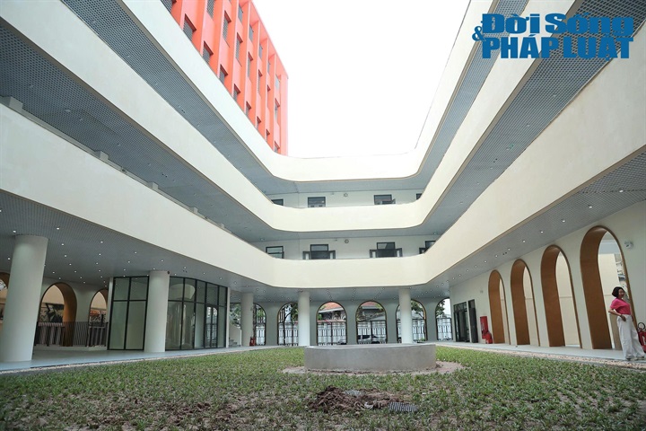 Không gian mới của Trường THPT Việt Đức vẫn giữ nguyên tinh thần kiến trúc Pháp cổ đặc trưng từ tòa nhà A truyền thống, đồng thời kết hợp hài hòa các đường nét hiện đại tại khối nhà mới (từ tầng 4 đến tầng 6).