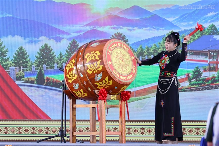 Nghi thức đánh trống khai giảng năm học 2026-2027 tại Trường Phổ thông nội trú Tiểu học và Trung học cơ sở Mường Khương (xã Mường Khương, tỉnh Lào Cai) - Ảnh: chinhphu.vn/Nhật Bắc