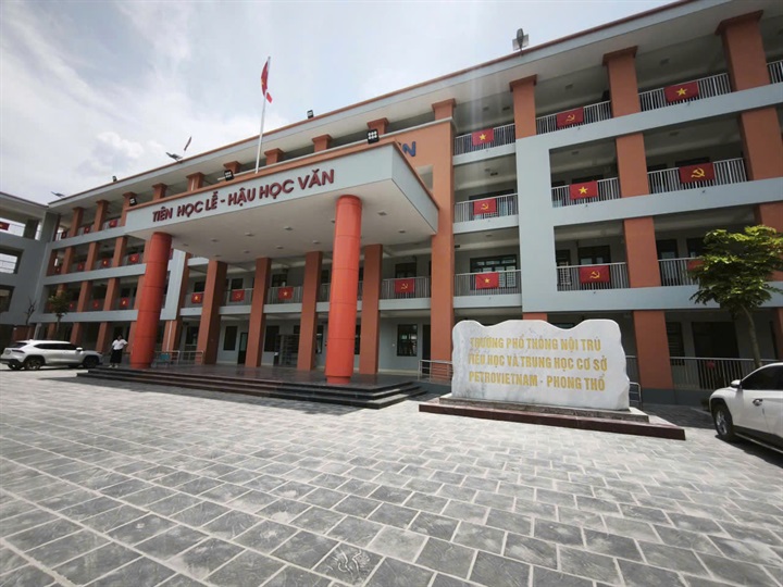 Khi tiếng trống khai trường vang lên giữa núi rừng Phong Thổ, ngôi trường mang tên PETROVIETNAM sẽ chính thức bước vào hành trình mới. Nguồn ảnh PVN