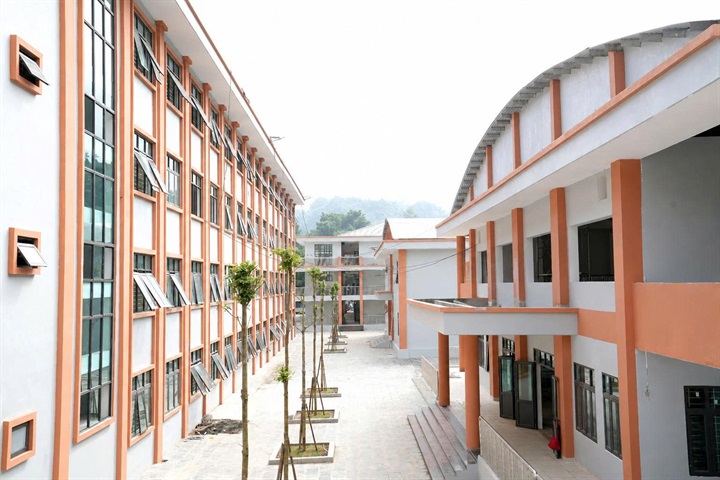 Những dãy phòng học sáng màu, khu nội trú và nhà đa năng tạo nên một không gian giáo dục hiện đại, mở ra điều kiện học tập, sinh hoạt tốt hơn cho con em đồng bào các dân tộc vùng biên. Nguồn ảnh PVN