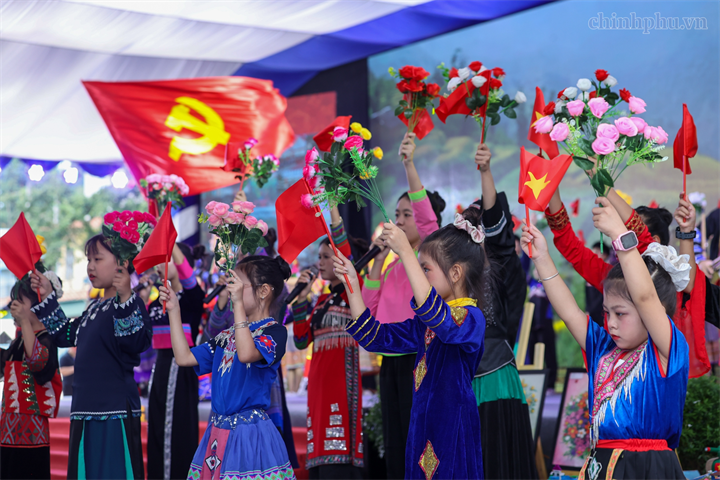Chương trình văn nghệ của học sinh Trường Phổ thông nội trú Tiểu học và Trung học cơ sở Mường Khương (xã Mường Khương, tỉnh Lào Cai) hân hoan đón năm học mới 2026-2027 - Ảnh: chinhphu.vn/Nhật Bắc