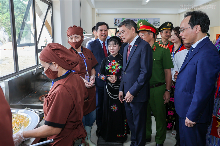 Thủ tướng thăm bếp ăn của nhà trường - Ảnh: chinhphu.vn/Nhật Bắc