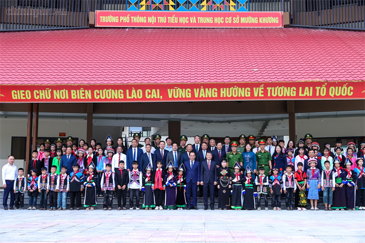 Thủ tướng cùng các đại biểu chụp ảnh lưu niệm với các thầy cô giáo, các em học sinh Trường Phổ thông nội trú Tiểu học và Trung học cơ sở Mường Khương (xã Mường Khương, tỉnh Lào Cai) - Ảnh: chinhphu.vn/Nhật Bắc