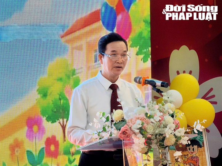 Thầy Phạm Văn Hoan, Hiệu trưởng Trường Tiểu học Bình Minh, phát biểu tại lễ khai giảng.