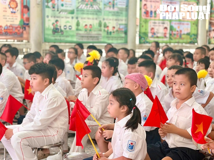 Các em học sinh đặc biệt vui tươi, hòa chung không khí khai giảng năm học 2026–2027.