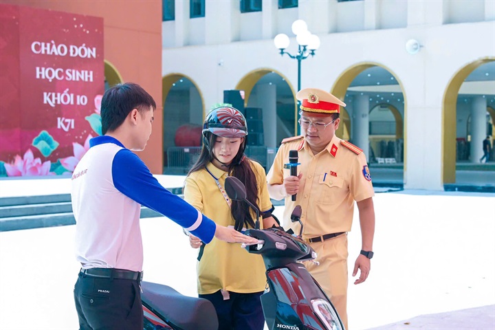 CSGT tăng cường tuyên truyền pháp luật, hướng dẫn kỹ năng điều khiển phương tiện cho học sinh.