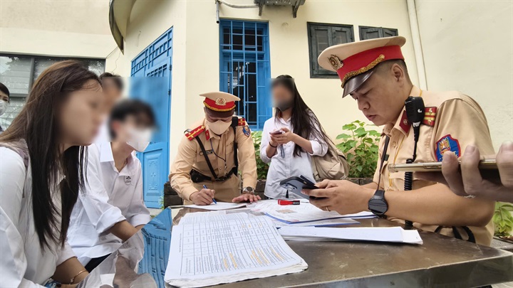 CSGT kiểm tra, chấn chỉnh các trường hợp học sinh vi phạm TTATGT  trước thềm năm học mới.